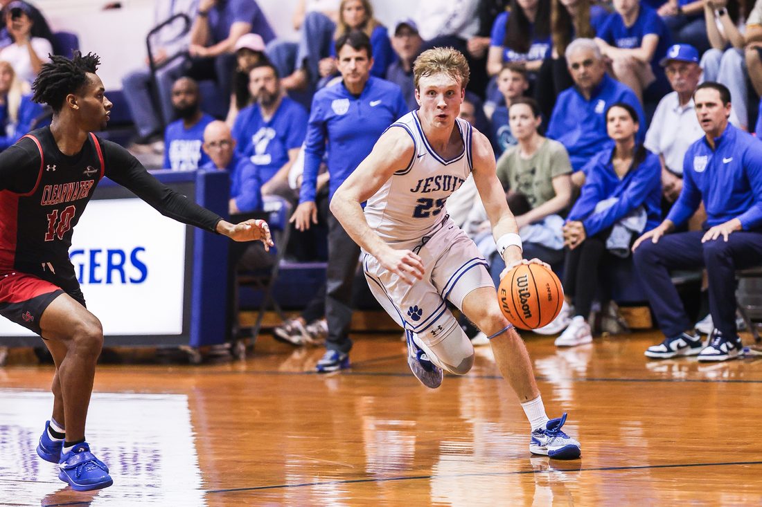 High school basketball game action — Tampa Bay