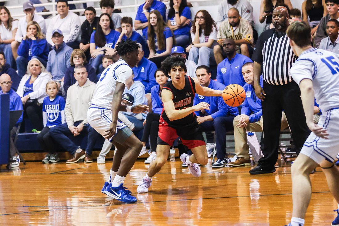 Basketball game action — Tampa Bay