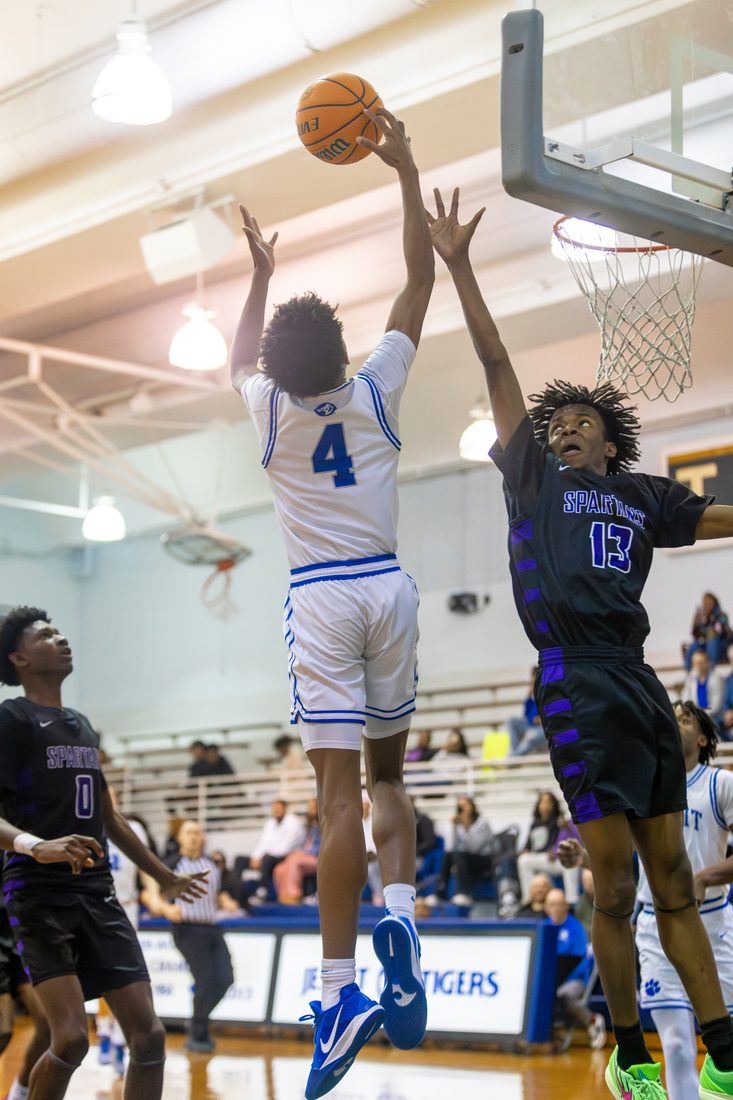 High school basketball game action — Tampa Bay