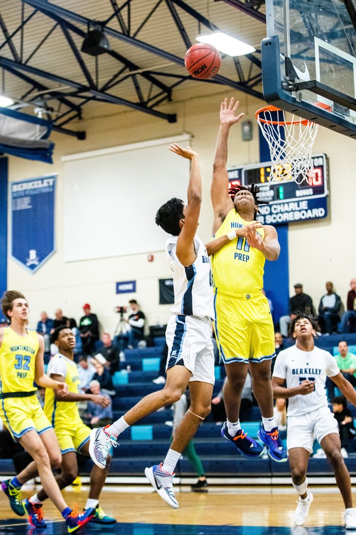 High school basketball game action — Tampa Bay